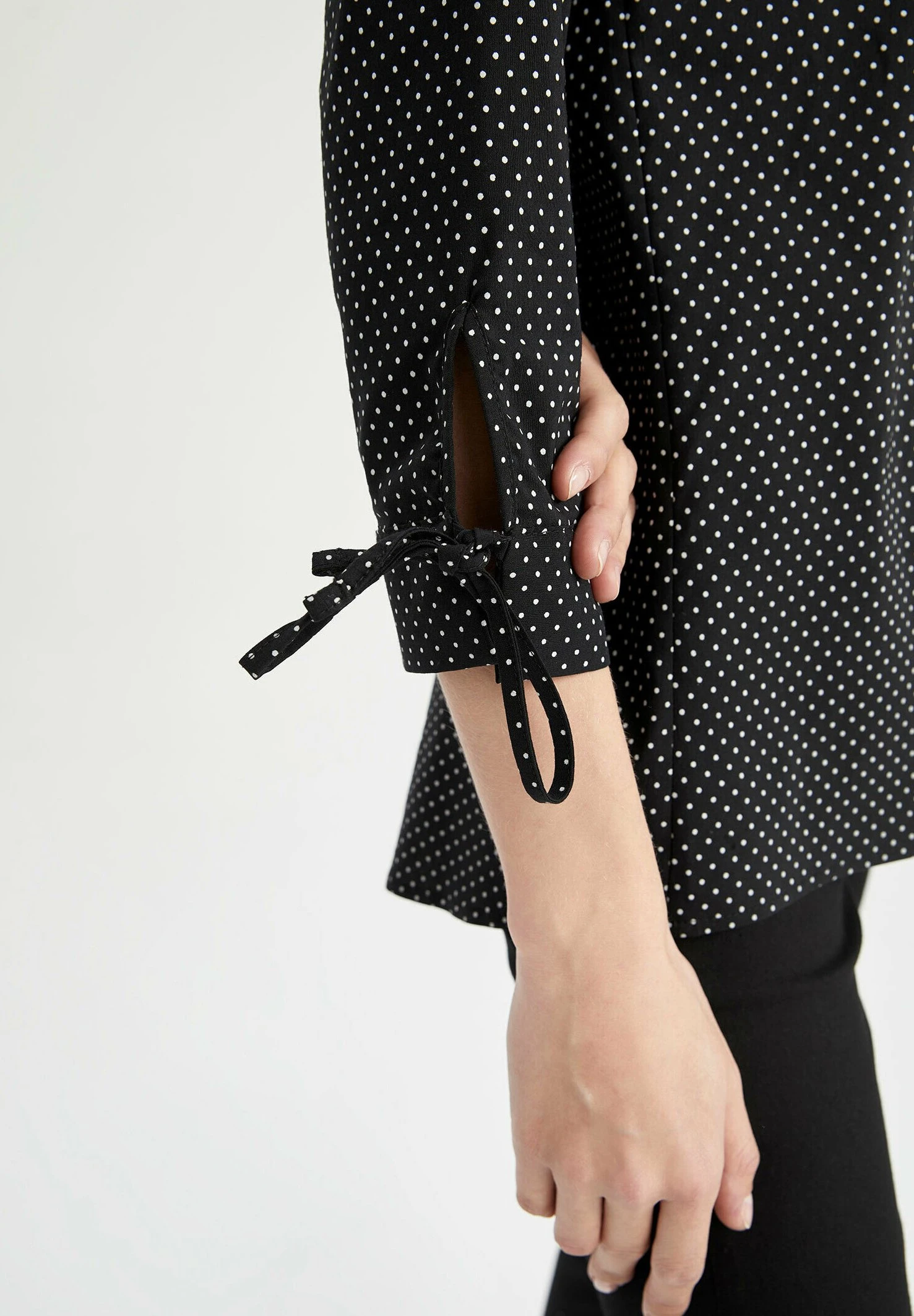 DeFacto CamiciaBlack Donna Camicie E Bluse DEZ21E17P-Q11 4 DeFacto CamiciaBlack Donna Camicie E Bluse DEZ21E17P-Q11 - immagine 4