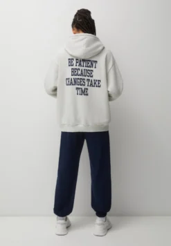 PULL & BEAR Printed- Felpa Con Cappuccio - White -Vendite Next 01d73e40828348d6a302931638623f19 scaled