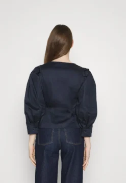 IVY OAK EmmyCamicettaNavy Blue Donna Camicie E Bluse IV321E069-K11 -Vendite Next 0c7ed373a66443d2925d1a71dcaff32d scaled