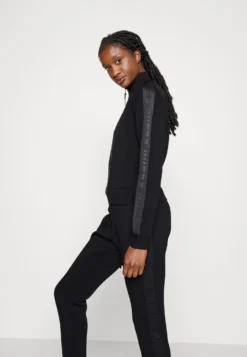 Guess Eco Soft Tech ScubaFelpa Con ZipJet Black Donna Felpe GU141G025-Q11 -Vendite Next 0d6e1a83affd4f0b838174b3d5805aa6 scaled