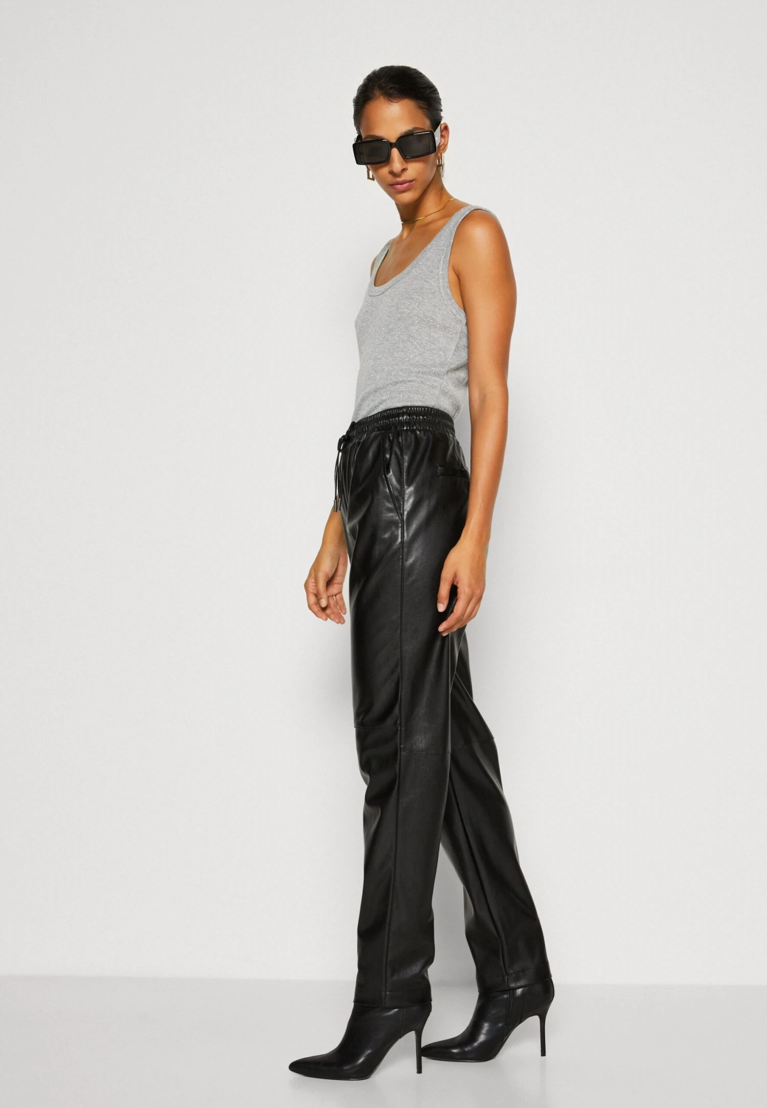 Guess New Viola JoggerPantaloniJet Black Donna Pantaloni GU121A0OX-Q11 4 Guess New Viola JoggerPantaloniJet Black Donna Pantaloni GU121A0OX-Q11 - immagine 4