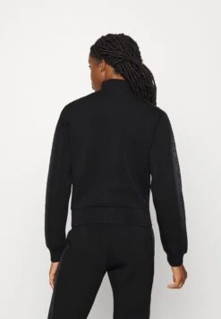 Guess Eco Soft Tech ScubaFelpa Con ZipJet Black Donna Felpe GU141G025-Q11 8 Guess Eco Soft Tech ScubaFelpa Con ZipJet Black Donna Felpe GU141G025-Q11 -Vendite Next 0dcb658ed8d744aea3961ad5ea26fd7a