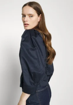 IVY OAK EmmyCamicettaNavy Blue Donna Camicie E Bluse IV321E069-K11 -Vendite Next 1003ee27ee7e4a73acb3586963474fc1 scaled