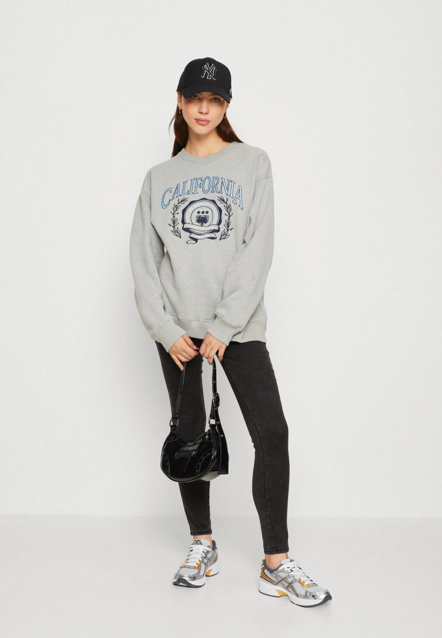 Hollister Co. Trend CrewFelpaLight Grey Donna Felpe H0421J076-C11 2 Hollister Co. Trend CrewFelpaLight Grey Donna Felpe H0421J076-C11 - immagine 2