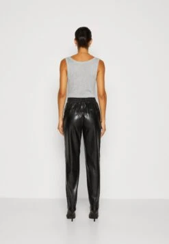 Guess New Viola JoggerPantaloniJet Black Donna Pantaloni GU121A0OX-Q11 8 Guess New Viola JoggerPantaloniJet Black Donna Pantaloni GU121A0OX-Q11 -Vendite Next 16d30eeb2aa44e19911e561dce59862b