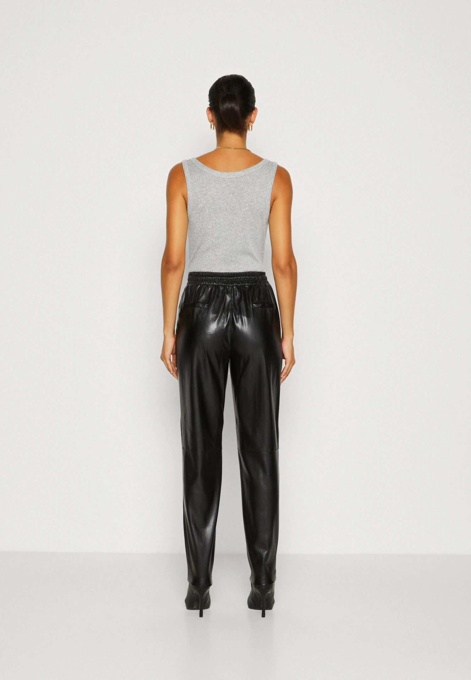 Guess New Viola JoggerPantaloniJet Black Donna Pantaloni GU121A0OX-Q11 3 Guess New Viola JoggerPantaloniJet Black Donna Pantaloni GU121A0OX-Q11 - immagine 3