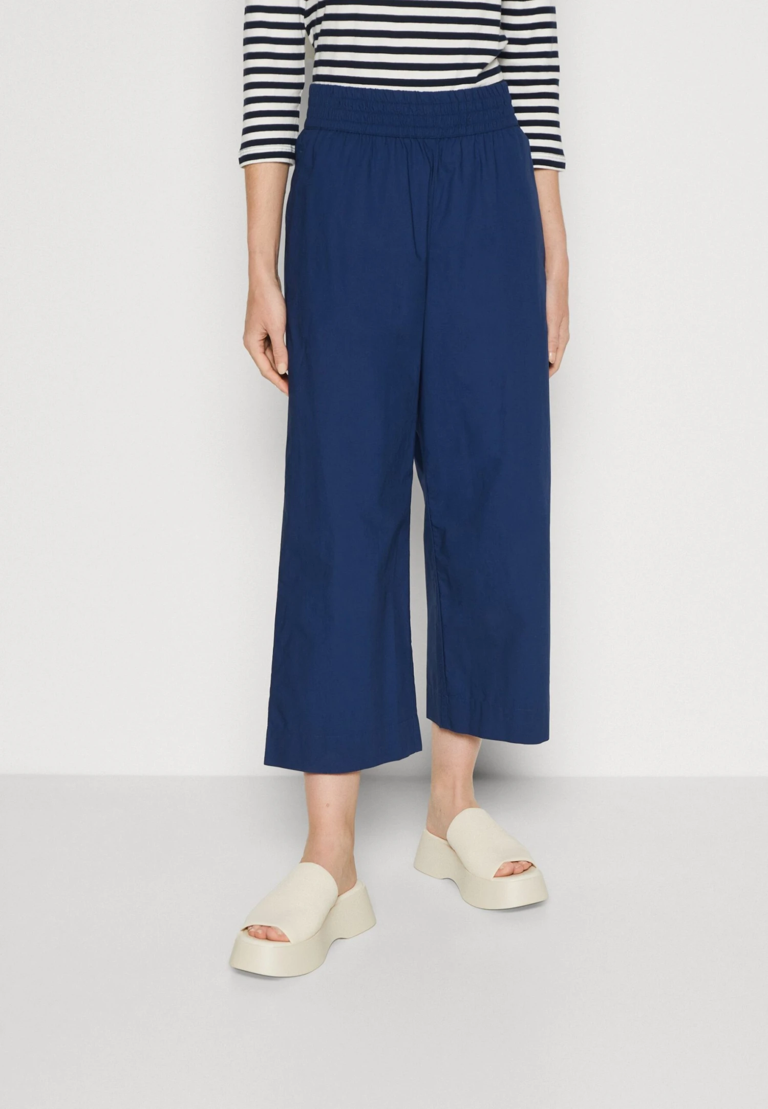 Marc O'Polo DENIM Culottes Elastic Waist Seam Pockets Solid ColPantaloniAdmiral Donna Pantaloni OP521A03V-K11 1 Marc O'Polo DENIM Culottes Elastic Waist Seam Pockets Solid ColPantaloniAdmiral Donna Pantaloni OP521A03V-K11