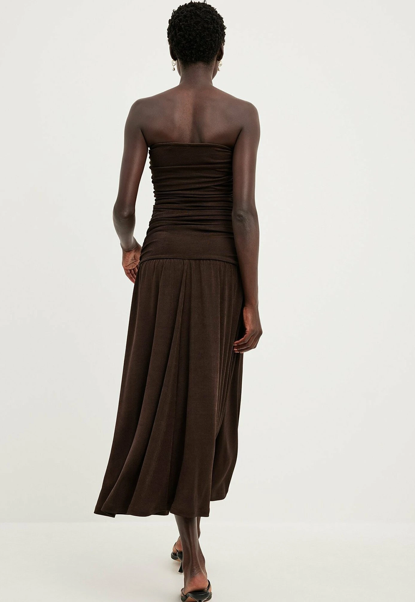 NA-KD Tief Ausgeschnittenes Fliessendes - Vestito Di Maglina - Brown 3 NA-KD Tief Ausgeschnittenes Fliessendes - Vestito Di Maglina - Brown - immagine 3