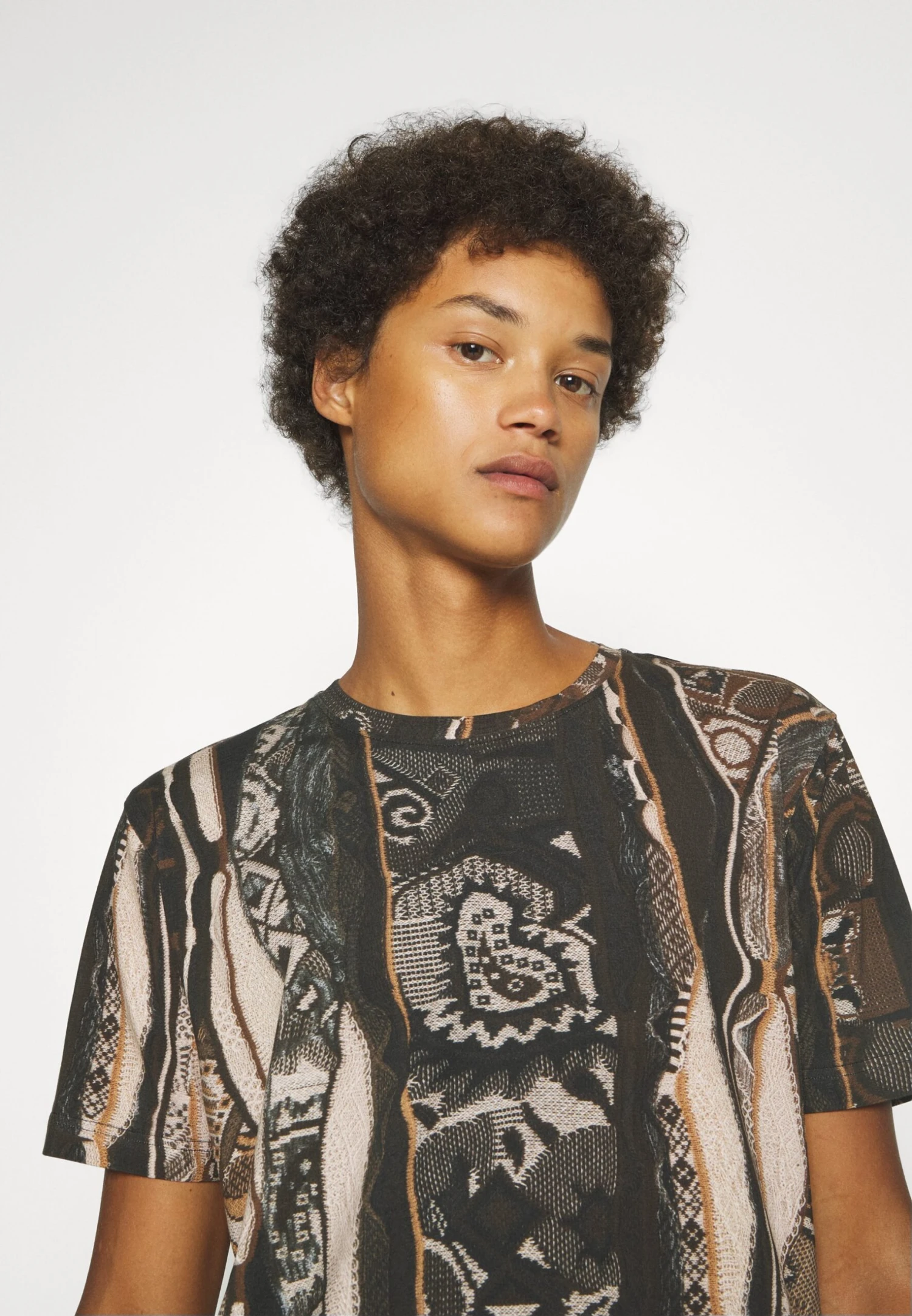 CARLO COLUCCI UnisexT-Shirt Con StampaBrown/Black/Offwhite Donna T-shirt E Top CAP21007W-Q11 6 CARLO COLUCCI UnisexT-Shirt Con StampaBrown/Black/Offwhite Donna T-shirt E Top CAP21007W-Q11 - immagine 6