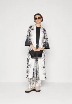 AllSaints Tyler Pattie TrousersPantaloniEcru White Donna Pantaloni A0Q21A03Z-A11 -Vendite Next 1843f516559540569a3680d27ad0cf38 scaled