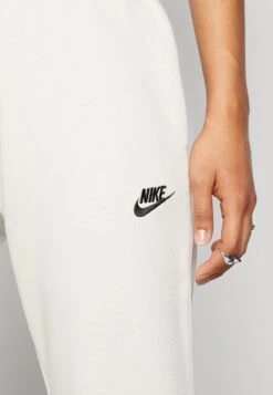 Nike Sportswear PantPantaloni SportiviOrewood Brown Donna Pantaloni NI121A0KA-B11 11 Nike Sportswear PantPantaloni SportiviOrewood Brown Donna Pantaloni NI121A0KA-B11 -Vendite Next 19cbfa64c9fc4bc4ba91261cc456a04e