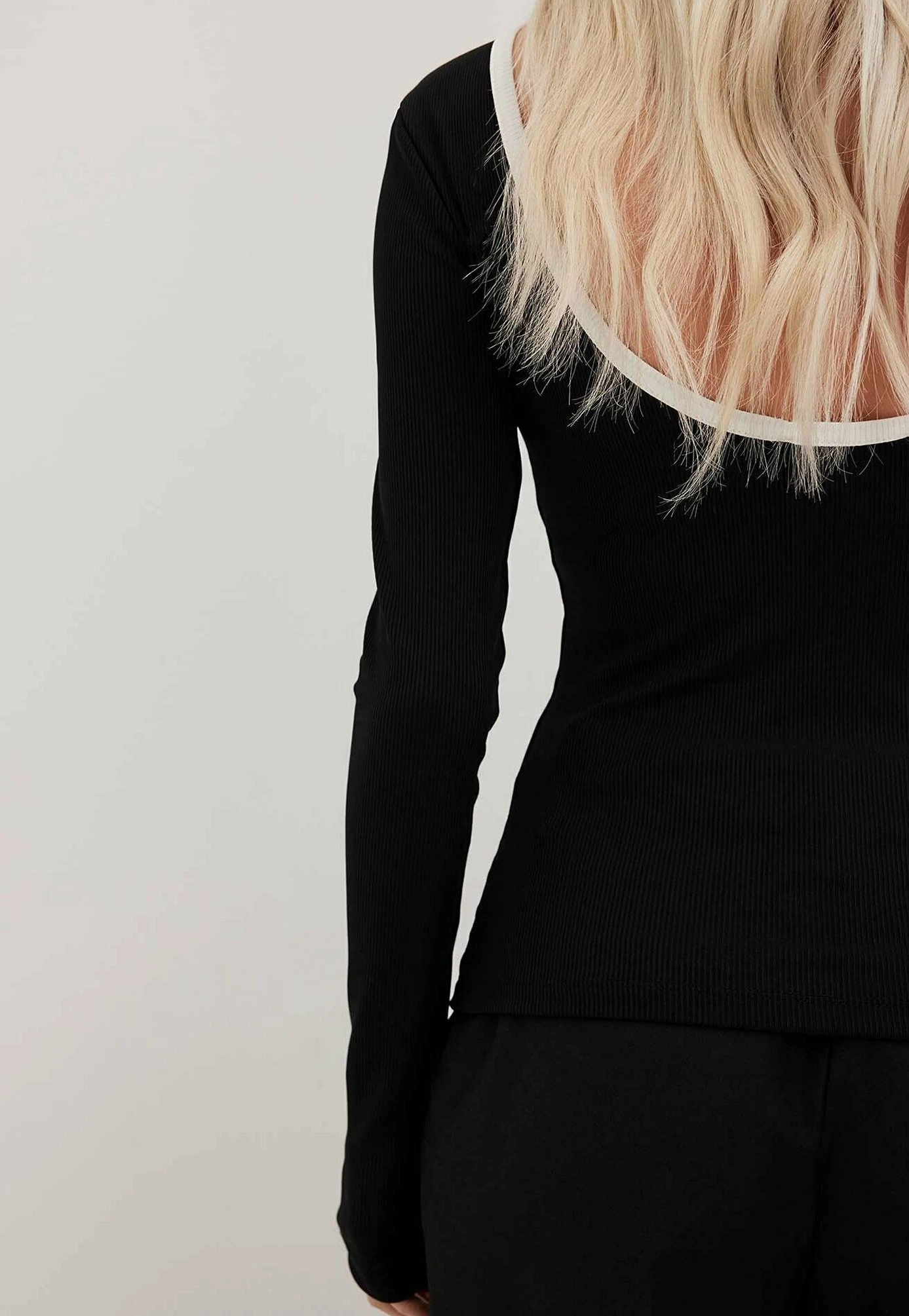 NA-KD Mit Tiefem Rücken Und KontrastbindungMaglietta A Manica LungaBlack White Donna T-shirt E Top NAA21D1B6-Q11 3 NA-KD Mit Tiefem Rücken Und KontrastbindungMaglietta A Manica LungaBlack White Donna T-shirt E Top NAA21D1B6-Q11 - immagine 3