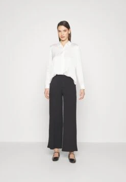 ESPRIT Viscose Sateen BlouseCamiciaOff White Donna Camicie E Bluse ES121E1SO-A11 12 ESPRIT Viscose Sateen BlouseCamiciaOff White Donna Camicie E Bluse ES121E1SO-A11 -Vendite Next 1f206b776d6749ef8423f1740c45ff95