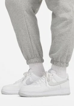 Nike Sportswear Club PantPantaloni SportiviDark Grey Heather White Donna Pantaloni NI121A0KL-C11 9 Nike Sportswear Club PantPantaloni SportiviDark Grey Heather White Donna Pantaloni NI121A0KL-C11 -Vendite Next 2151980532c5401a8cb383278780a2f4
