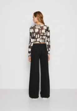 Monki Maglietta A Manica LungaBlack Dark Donna T-shirt E Top MOQ21D09G-Q14 -Vendite Next 2d4f300c10324906b5e408c8aa076fcf scaled