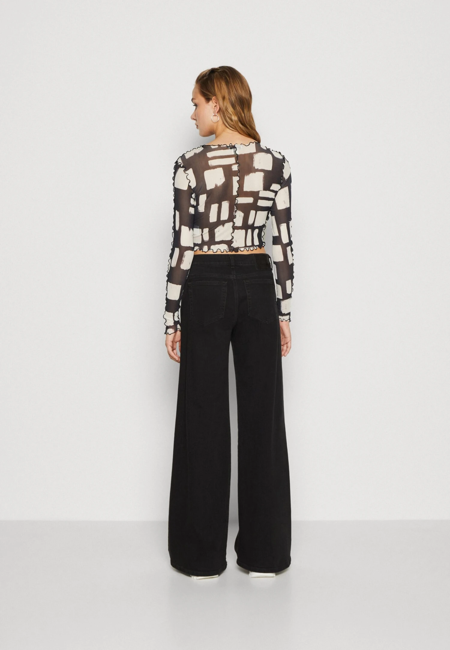 Monki Maglietta A Manica LungaBlack Dark Donna T-shirt E Top MOQ21D09G-Q14 3 Monki Maglietta A Manica LungaBlack Dark Donna T-shirt E Top MOQ21D09G-Q14 - immagine 3