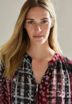 Next V-Neck Zip Detail CamicettaBlack Red Floral Check Donna Camicie E Bluse NX321E23A-Q11 -Vendite Next 2efce9de7de2496ca3fe5133a228659f scaled