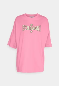Chiara Ferragni MaglietteT-Shirt Con StampaPink Donna T-shirt E Top CHV21D02D-K11 8 Chiara Ferragni MaglietteT-Shirt Con StampaPink Donna T-shirt E Top CHV21D02D-K11 -Vendite Next 2fa6067a4491420ab1423e9e5ced9269 scaled