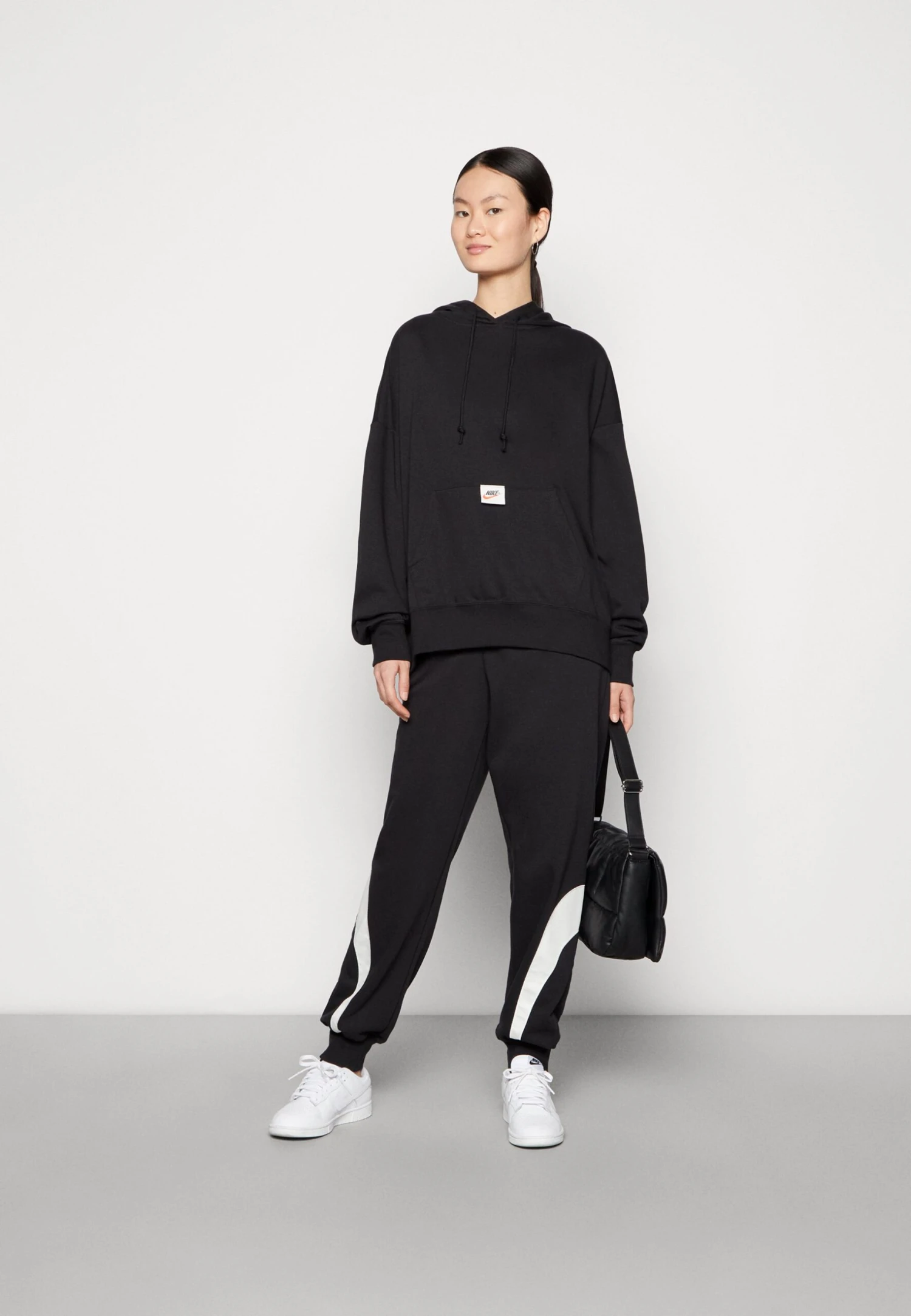 Nike Sportswear HoodieFelpa Con CappuccioBlack/White Donna Felpe NI121J0LR-Q11 2 Nike Sportswear HoodieFelpa Con CappuccioBlack/White Donna Felpe NI121J0LR-Q11 - immagine 2