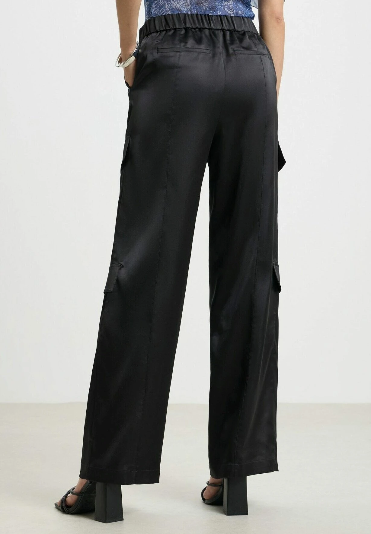 Con LacciPantaloni CargoNero Donna Pantaloni CSM21A01P-Q11 3 Con LacciPantaloni CargoNero Donna Pantaloni CSM21A01P-Q11 - immagine 3