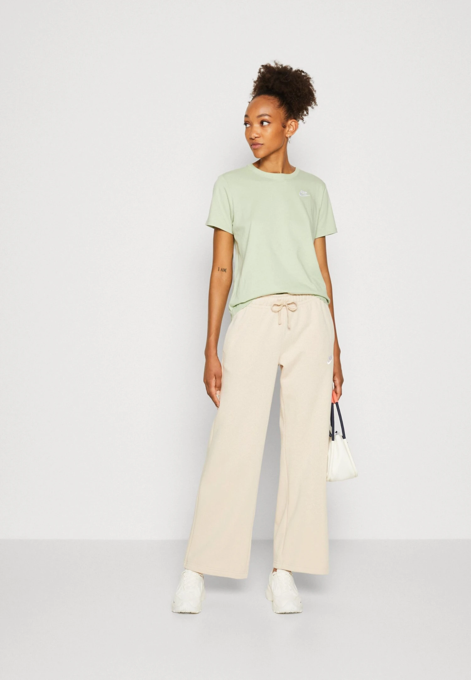 Nike Sportswear Club Pant WidePantaloni SportiviSanddrift/White Donna Pantaloni NI121A0MA-B11 2 Nike Sportswear Club Pant WidePantaloni SportiviSanddrift/White Donna Pantaloni NI121A0MA-B11 - immagine 2