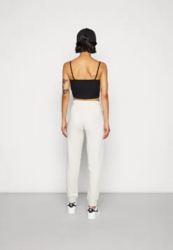 Nike Sportswear PantPantaloni SportiviOrewood Brown Donna Pantaloni NI121A0KA-B11 8 Nike Sportswear PantPantaloni SportiviOrewood Brown Donna Pantaloni NI121A0KA-B11 -Vendite Next 3d8a99e6c24241218ff8c9aa09b73ef7 scaled