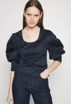 IVY OAK EmmyCamicettaNavy Blue Donna Camicie E Bluse IV321E069-K11 -Vendite Next 41c74ac967474da2ae0267017418a8e7 scaled