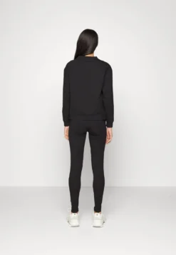 EA7 Emporio Armani LeggingsBlack/White Donna Pantaloni EA721A01H-Q11 -Vendite Next 41e57e2006e74b88b6c12a573d07b520 scaled