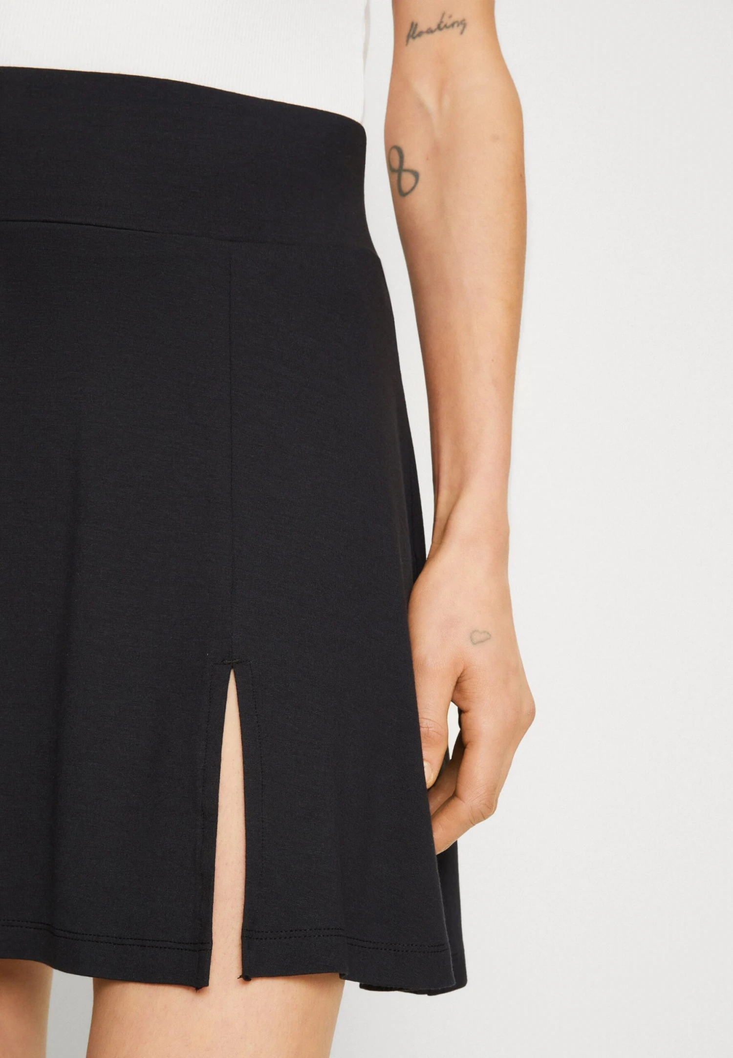 Edc By Esprit Slit SkirtMinigonnaBlack Donna Gonne ED121B0KE-Q11 6 Edc By Esprit Slit SkirtMinigonnaBlack Donna Gonne ED121B0KE-Q11 - immagine 6