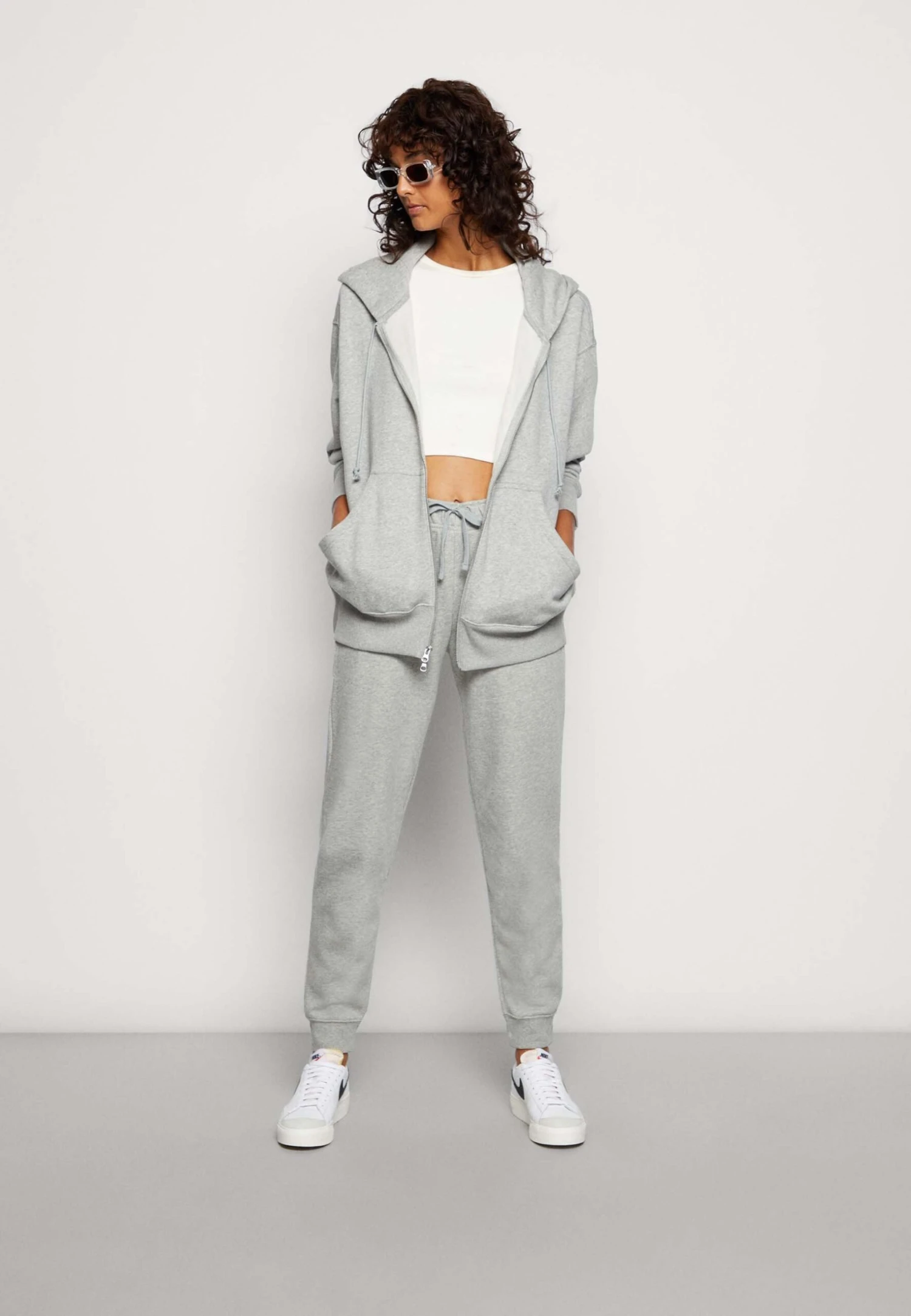 Nike Sportswear Club Pant Pantaloni SportiviGrey Heather/White Donna Pantaloni NI121A0KF-C11 4 Nike Sportswear Club Pant Pantaloni SportiviGrey Heather/White Donna Pantaloni NI121A0KF-C11 - immagine 4