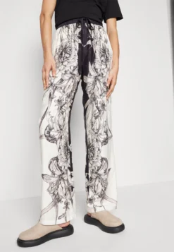 AllSaints Tyler Pattie TrousersPantaloniEcru White Donna Pantaloni A0Q21A03Z-A11 -Vendite Next 5078b4623dee4e7dad76190c7df282dd scaled