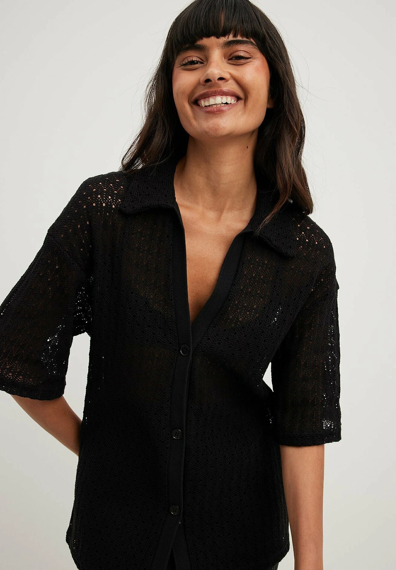 NA-KD Dieses Hat Einen Oversize-Schnitt Und Ein Es Hat Einen Klassischen Kragen Kurze Ärmel Und Einen Knopfverschluss Auf Der Vorderseite - Camicia - Black 4 NA-KD Dieses Hat Einen Oversize-Schnitt Und Ein Es Hat Einen Klassischen Kragen Kurze Ärmel Und Einen Knopfverschluss Auf Der Vorderseite - Camicia - Black - immagine 4