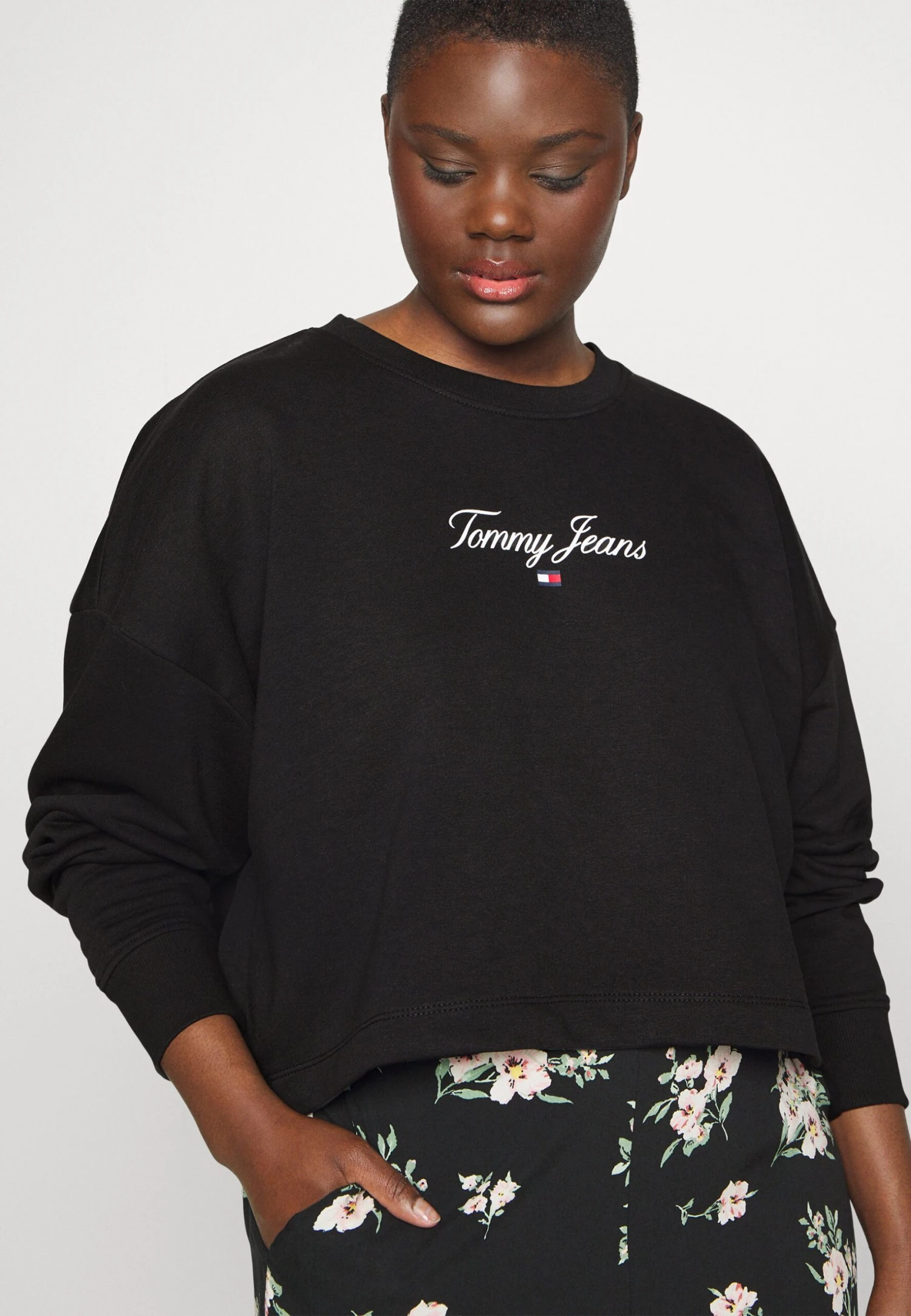 Tommy Jeans Curve Essential Logo CrewFelpaBlack Donna Felpe T2C21J00Z-Q11 4 Tommy Jeans Curve Essential Logo CrewFelpaBlack Donna Felpe T2C21J00Z-Q11 - immagine 4