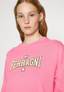 Chiara Ferragni MaglietteT-Shirt Con StampaPink Donna T-shirt E Top CHV21D02D-K11 9 Chiara Ferragni MaglietteT-Shirt Con StampaPink Donna T-shirt E Top CHV21D02D-K11 -Vendite Next 548b35b807e04dc98bab2ae800a19097 scaled