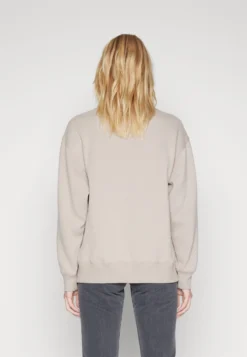 Abercrombie & Fitch Vintage Crew FelpaAtmosphere Donna Felpe A0F21J05H-O11 -Vendite Next 57f60a76c2dc4e6ba87c3d0a32db6f7a scaled