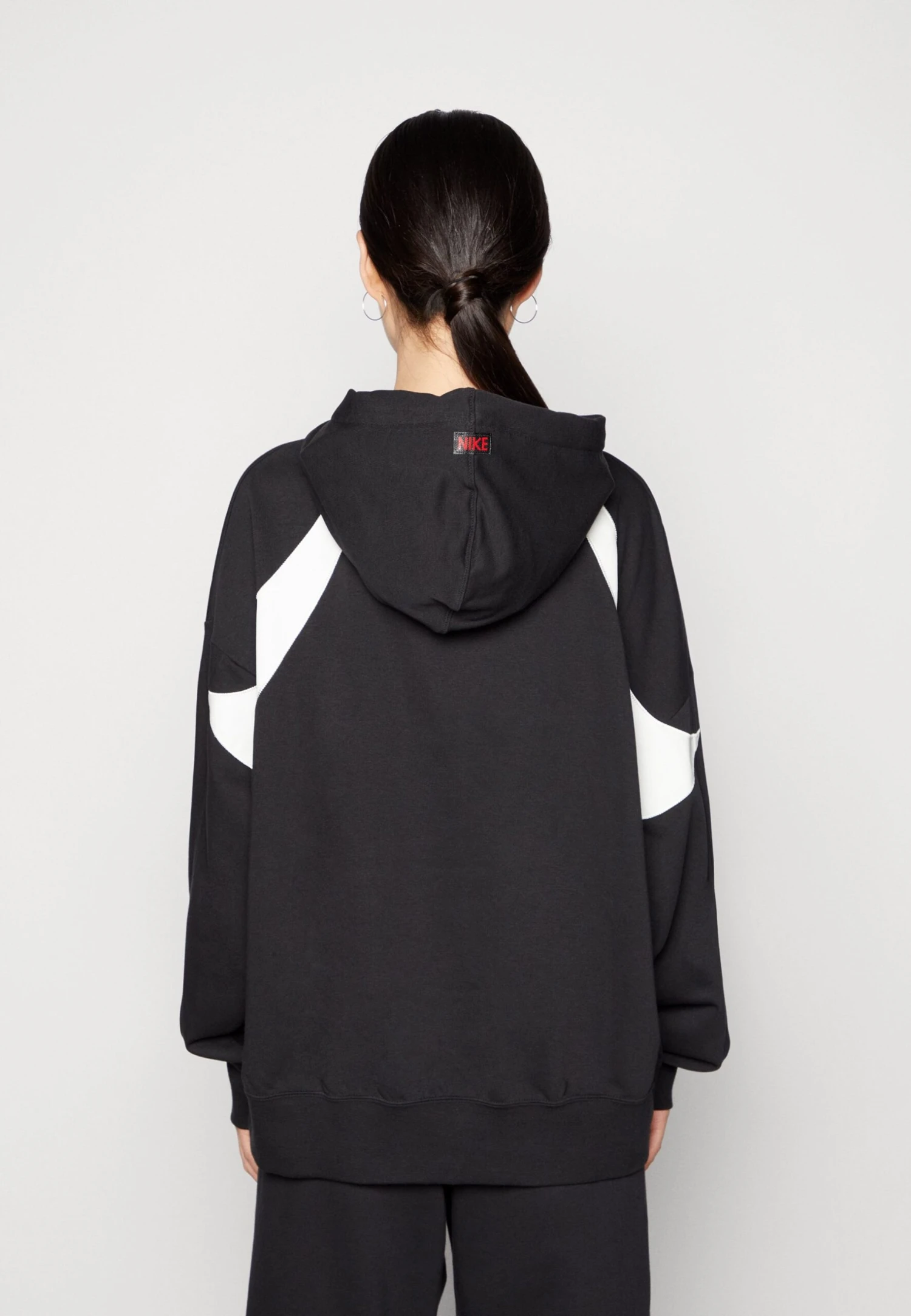 Nike Sportswear HoodieFelpa Con CappuccioBlack/White Donna Felpe NI121J0LR-Q11 3 Nike Sportswear HoodieFelpa Con CappuccioBlack/White Donna Felpe NI121J0LR-Q11 - immagine 3