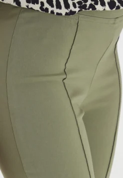 B.young Bydixi Cigaret PantsPantaloniOil Green Donna Pantaloni BY221A05T-M11 -Vendite Next 604761bec7bd4495b61614ff13c367fb scaled