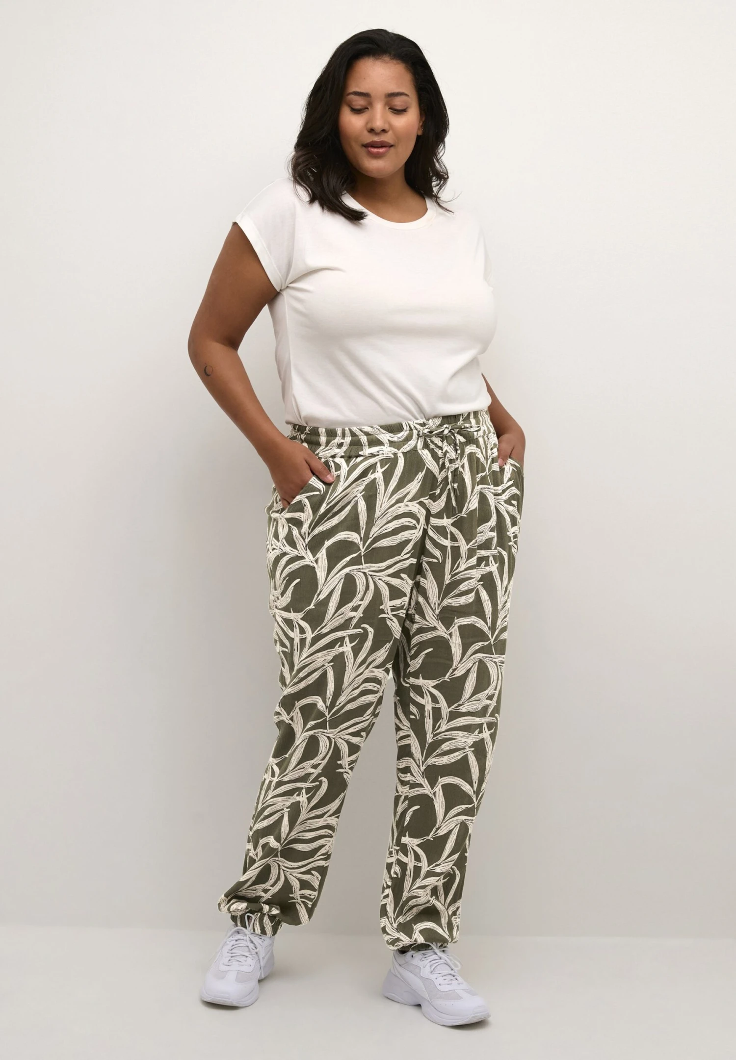 Makia PantaloniGrape Leaf Leaf Print Donna Pantaloni KAN21A02H-M11 2 Makia PantaloniGrape Leaf Leaf Print Donna Pantaloni KAN21A02H-M11 - immagine 2