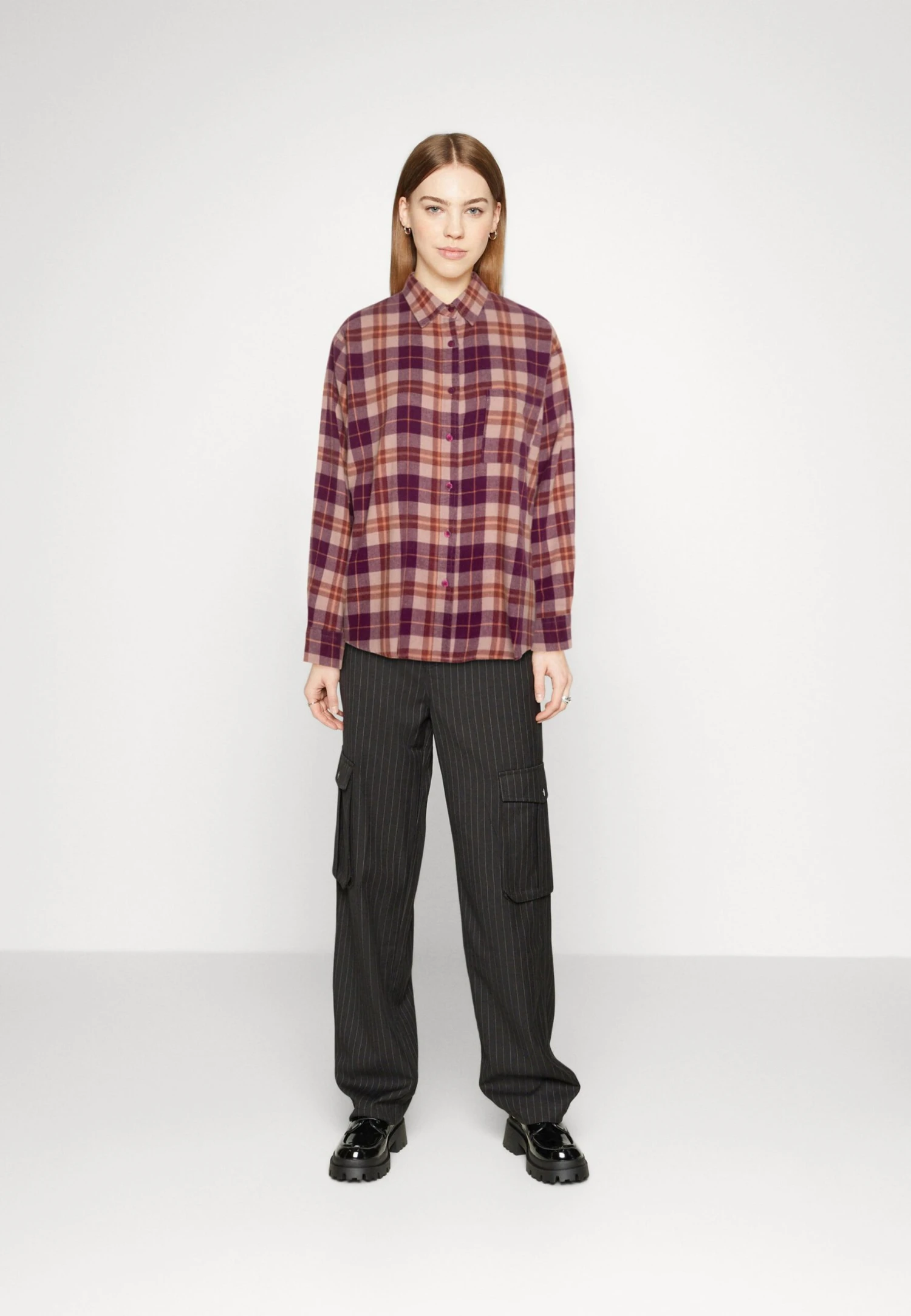 COTTON ON BoyfriendCamiciaCarrie/Soft Berry Donna Camicie E Bluse C1Q21E029-I11 2 COTTON ON BoyfriendCamiciaCarrie/Soft Berry Donna Camicie E Bluse C1Q21E029-I11 - immagine 2