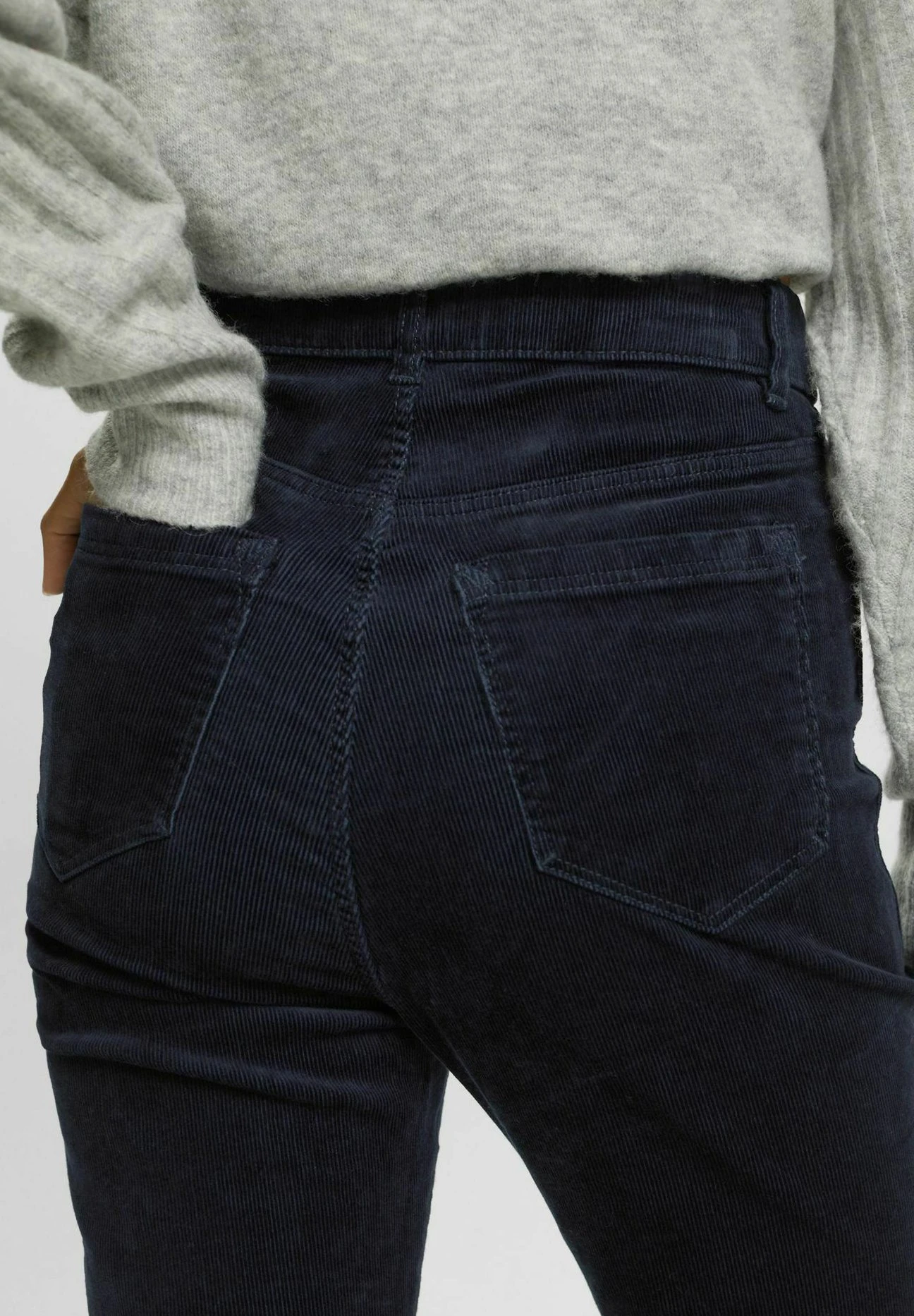 Edc By Esprit Mit -Schnitt Und Hohem BundPantaloniNavy Donna Pantaloni ED121A0NX-K11 4 Edc By Esprit Mit -Schnitt Und Hohem BundPantaloniNavy Donna Pantaloni ED121A0NX-K11 - immagine 4