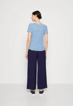 Marc O'Polo Short Sleeve V NeckT-Shirt Con StampaMulti/Summer Sky Donna T-shirt E Top MA321D1F7-K11 -Vendite Next 732de4ba5f604f1ab1e4384f43fbb539