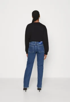 Karl Lagerfeld Jeans Cropped MonogramFelpaBlack Donna Felpe K3W21J00F-Q11 -Vendite Next 74cb0c915bc2436695db3b04252af93d scaled