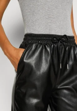 Guess New Viola JoggerPantaloniJet Black Donna Pantaloni GU121A0OX-Q11 -Vendite Next 762e2dbbc3374bf9842ce7c5ff78190c scaled