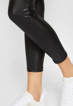 URBAN CLASSICS LeggingsBlack Donna Pantaloni UR621A03Q-Q11 -Vendite Next 7ee900b008b742efa53f9fcf7f056897 scaled
