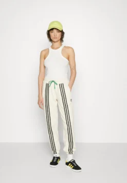 Adidas Originals Adicolor 70S PantsPantaloni SportiviWhite Donna Pantaloni AD121A1EV-A11 -Vendite Next 7f1a711104974fa8a0001ff166cd8aa3 scaled