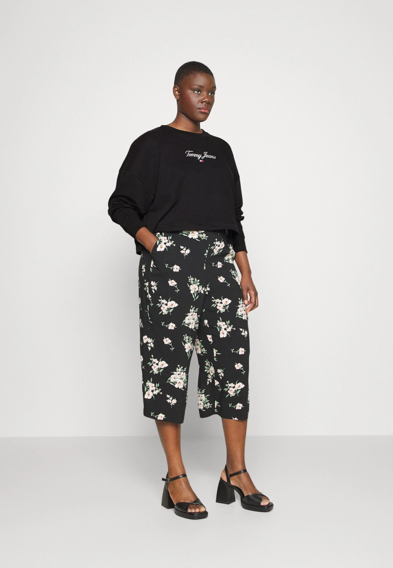 Tommy Jeans Curve Essential Logo CrewFelpaBlack Donna Felpe T2C21J00Z-Q11 2 Tommy Jeans Curve Essential Logo CrewFelpaBlack Donna Felpe T2C21J00Z-Q11 - immagine 2