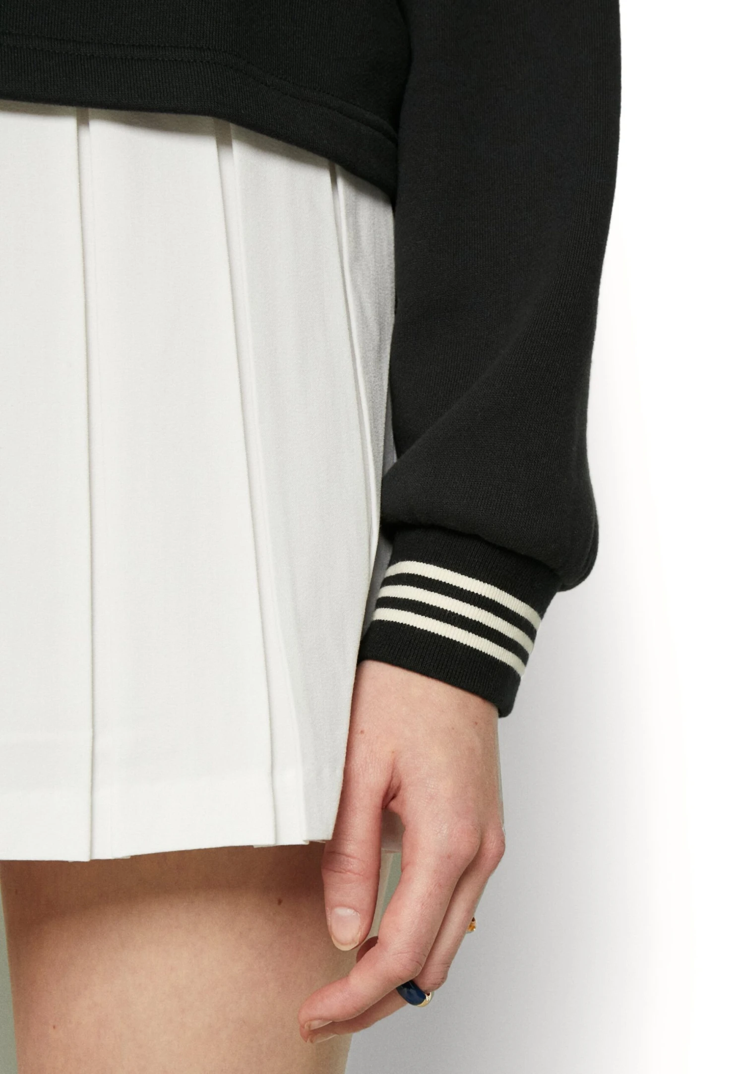 Adidas Originals Adicolor 70S Cropped HoodieFelpaBlack Donna Felpe AD121J1EZ-Q11 8 Adidas Originals Adicolor 70S Cropped HoodieFelpaBlack Donna Felpe AD121J1EZ-Q11 - immagine 8