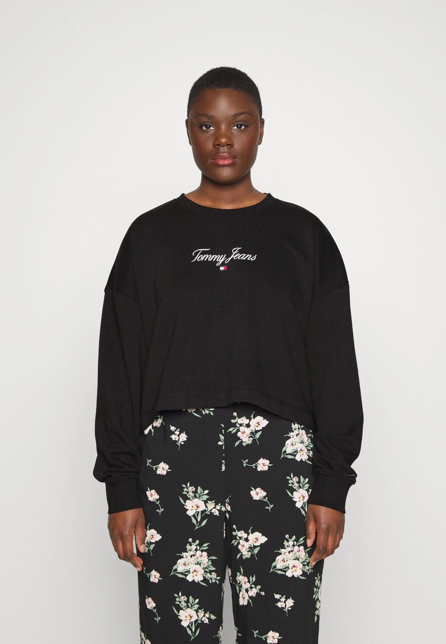 Tommy Jeans Curve Essential Logo CrewFelpaBlack Donna Felpe T2C21J00Z-Q11 1 Tommy Jeans Curve Essential Logo CrewFelpaBlack Donna Felpe T2C21J00Z-Q11