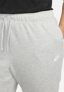 Nike Sportswear Club PantPantaloni SportiviDark Grey Heather White Donna Pantaloni NI121A0KL-C11 -Vendite Next 900e8c27d55b47e29b1e001a8fa0479f scaled