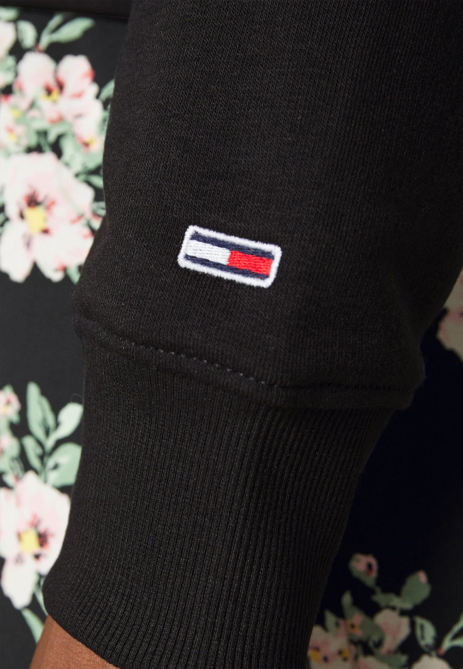 Tommy Jeans Curve Essential Logo CrewFelpaBlack Donna Felpe T2C21J00Z-Q11 7 Tommy Jeans Curve Essential Logo CrewFelpaBlack Donna Felpe T2C21J00Z-Q11 - immagine 7